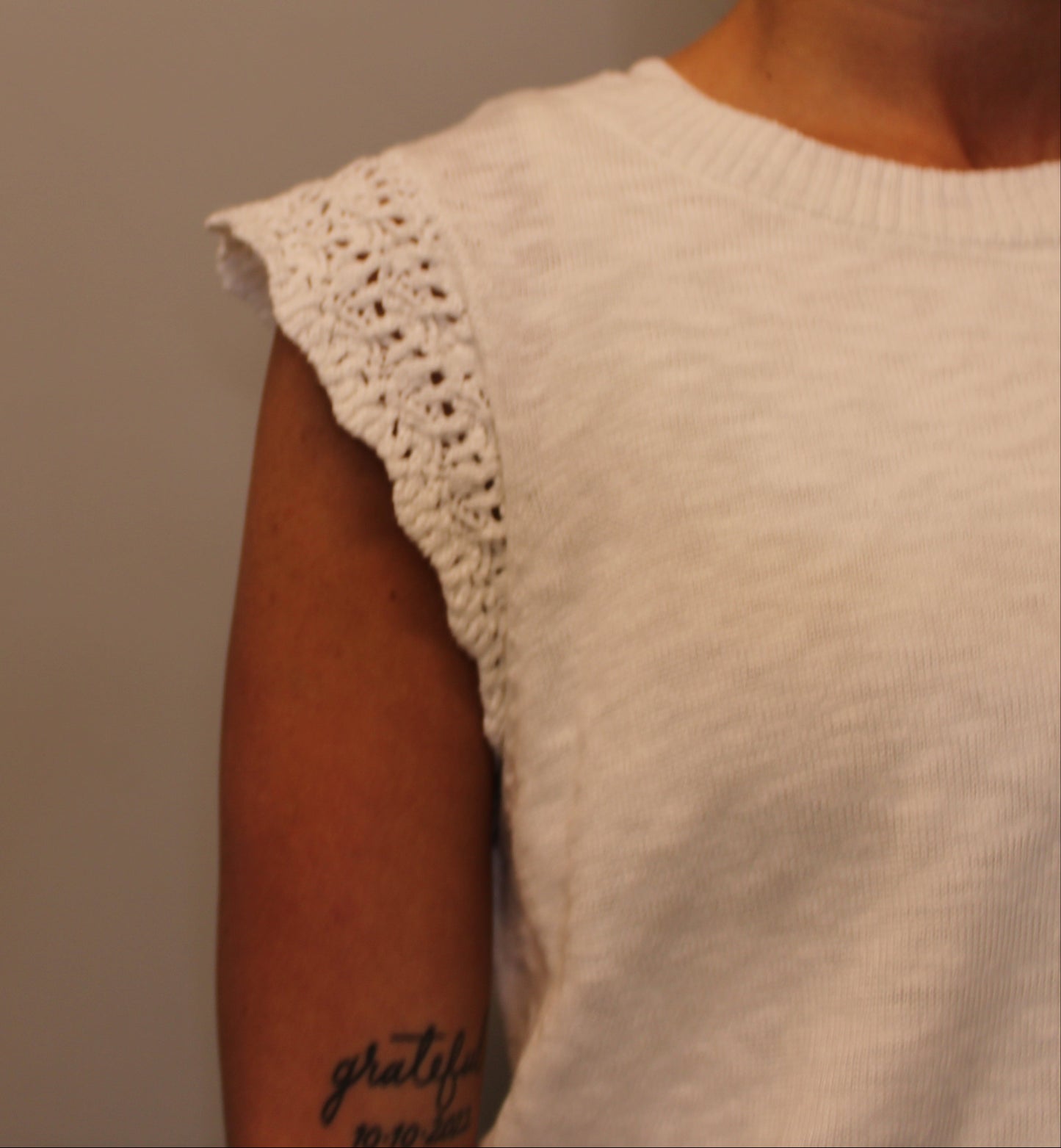 WHITE RUFFLE SWEATER
